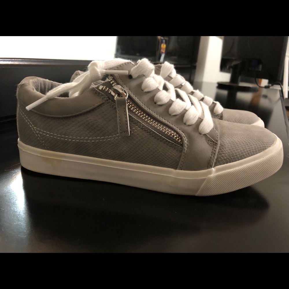 Tennis shoes